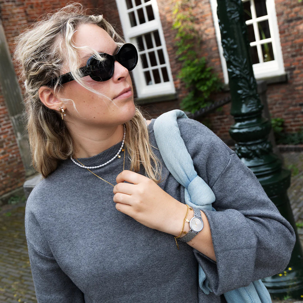 Licht grijze horloge met licht grijze roestvrijstalen band