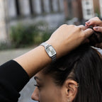 Licht grijze horloge met licht grijze metalen mesh band 22x30 mm