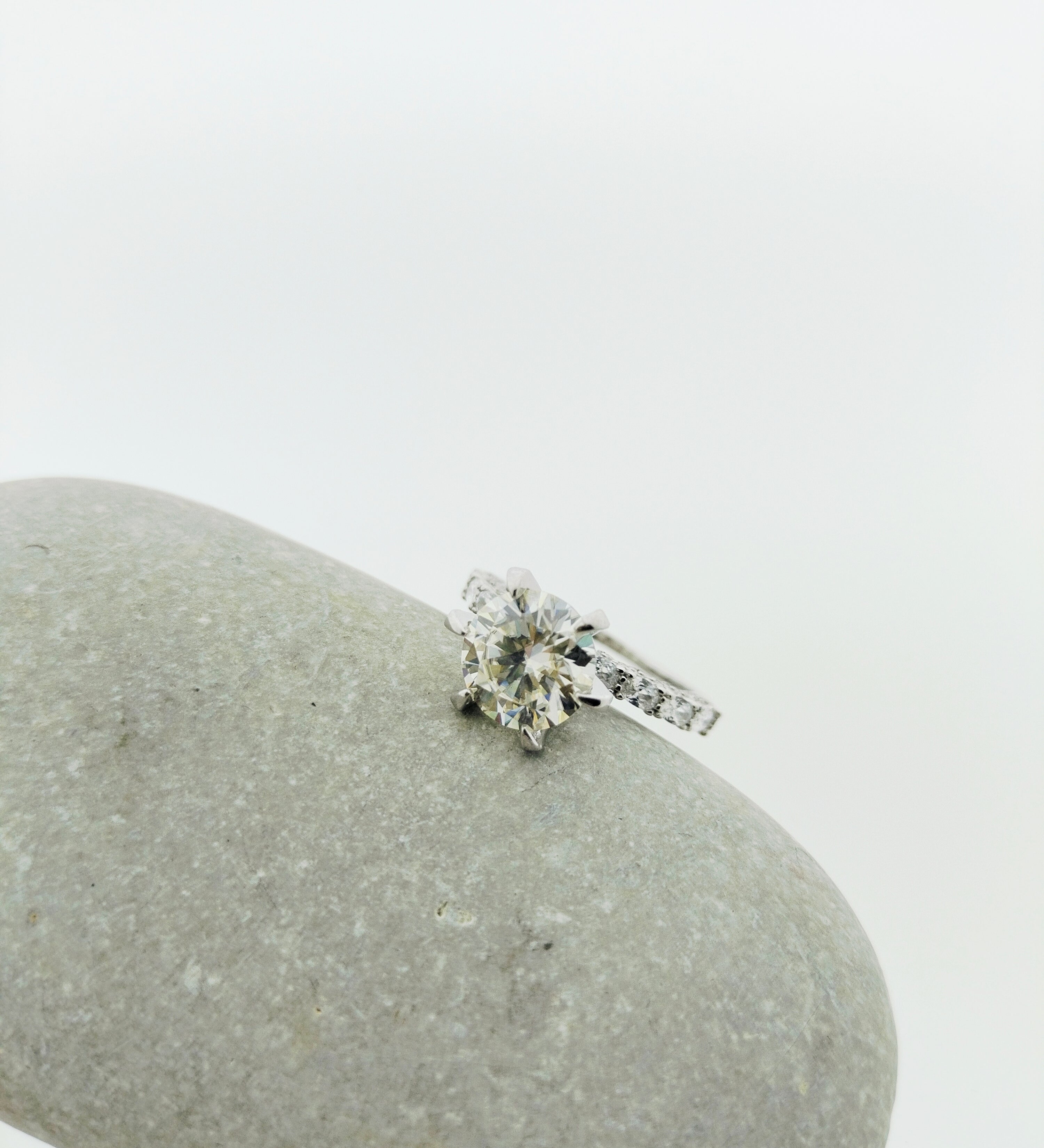 Handgemaakte zilveren moissanite ring