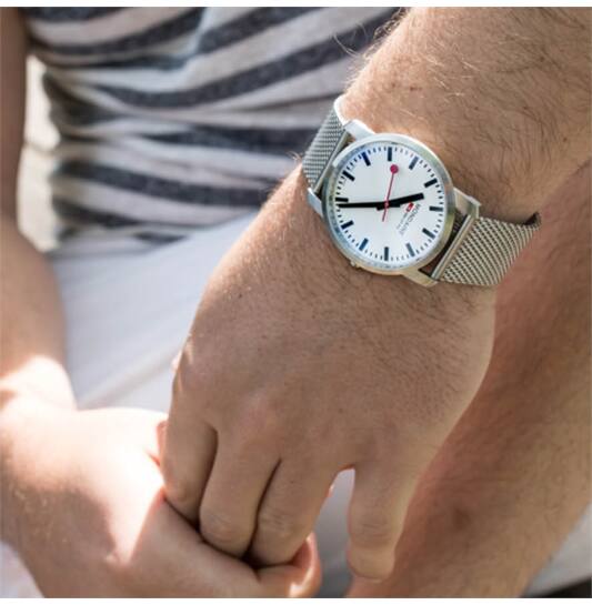 Mondaine Horloge  Simply Elegant - Ø41 - Zilverkleurig