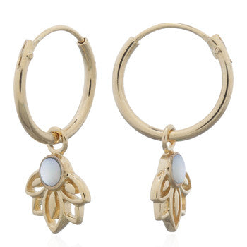 vergulde oorringen met bedeltje: lotus en wit steentje