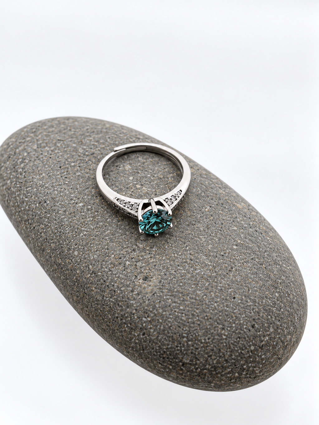Handgemaakte zilveren moissanite ring