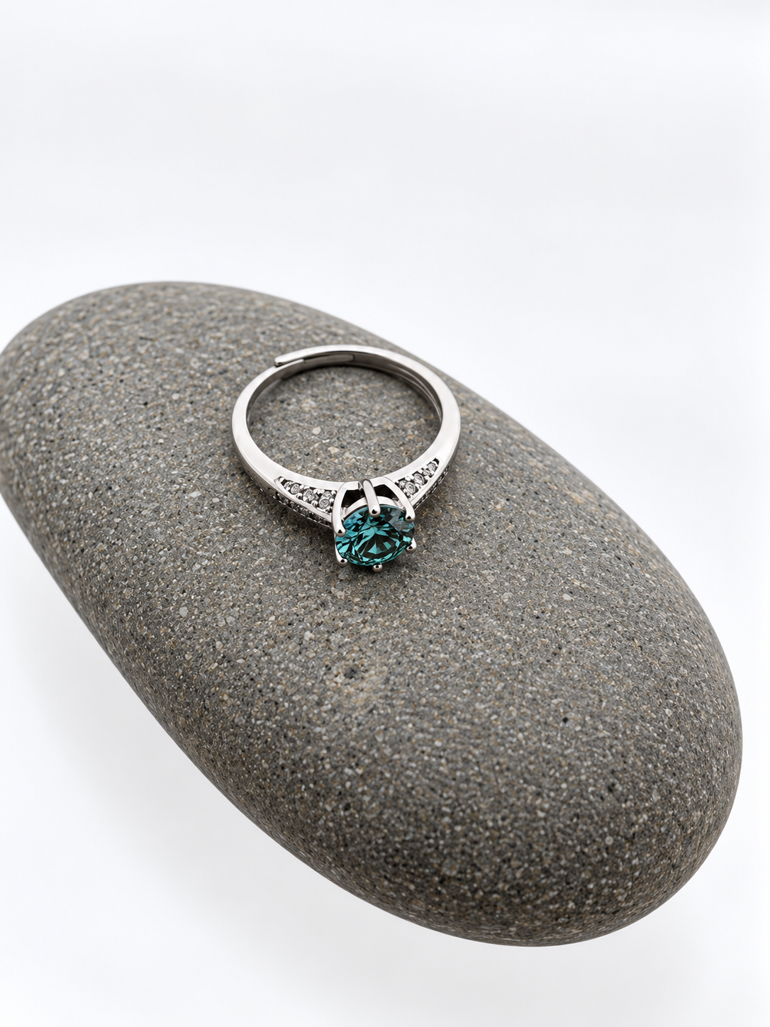 Handgemaakte zilveren moissanite ring