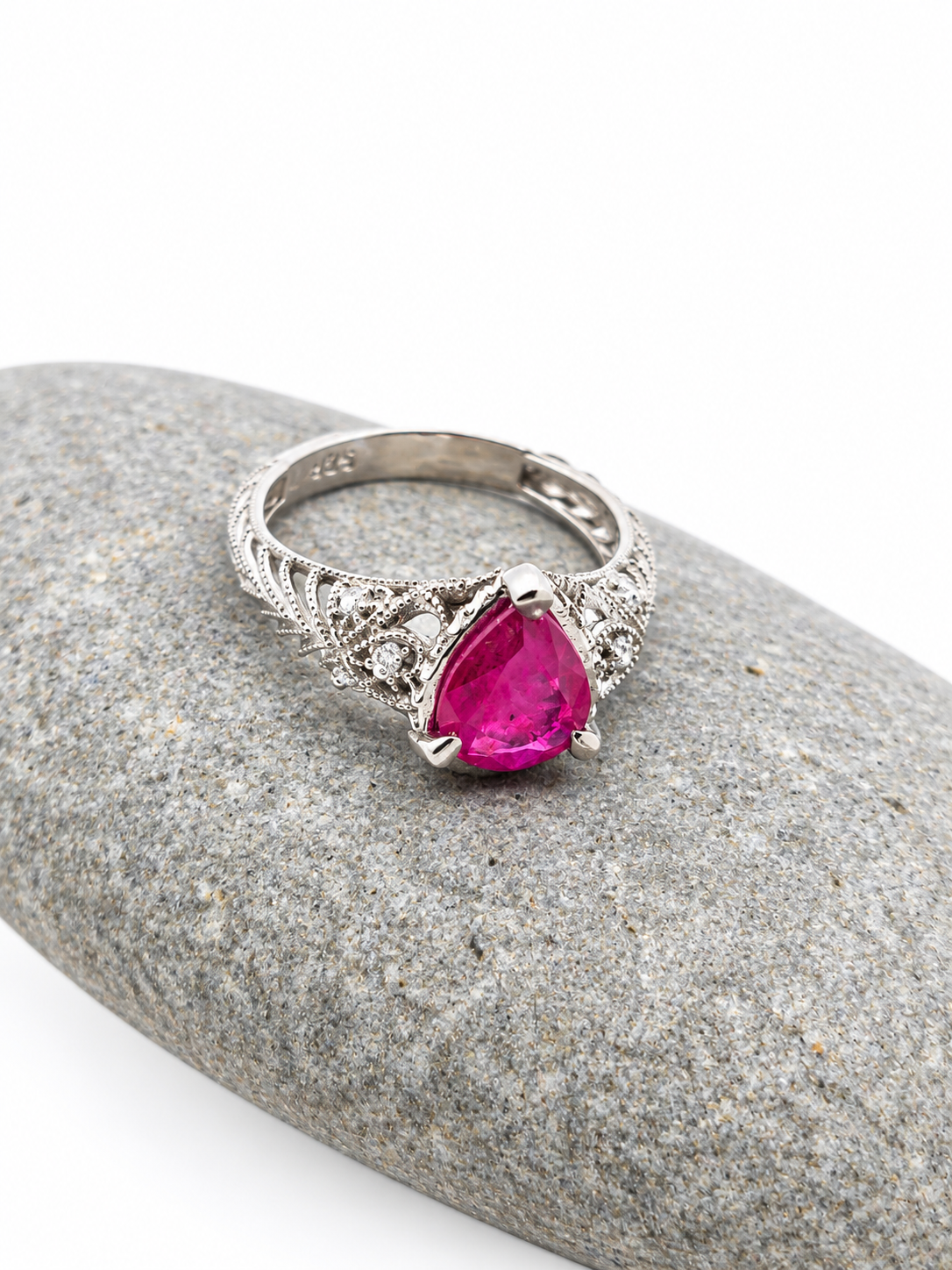 Handgemaakte zilveren ruby ring