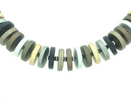 Handgemaakt collier met schijfjes op edelstaal