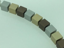 Handgemaakt collier vierkante blokjes