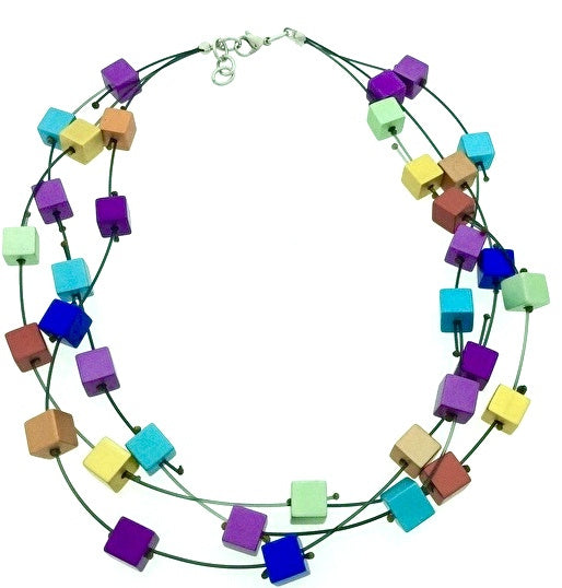 Handgemaak collier met vierkante blokjes op nylon