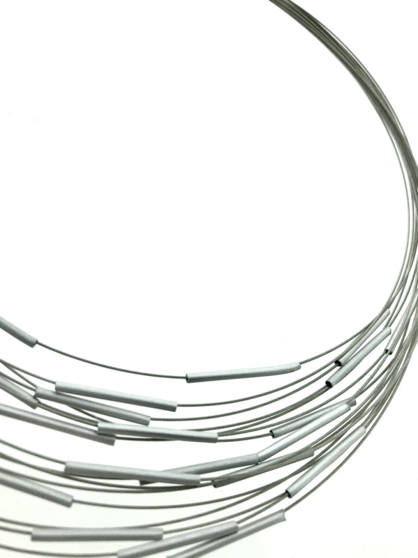 Handgemaakt collier veel kleine staafjes