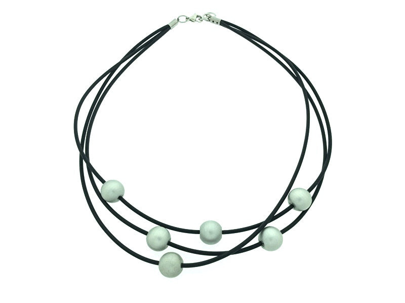 Handgemaakt collier rondjes op rubber