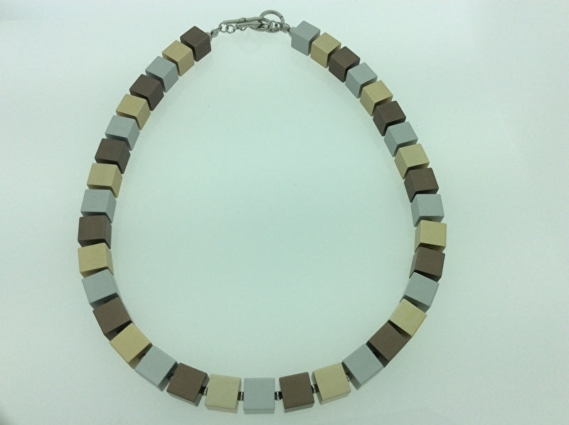 Handgemaakt collier vierkante blokjes