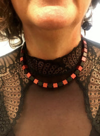 Handgemaakt collier geblokt