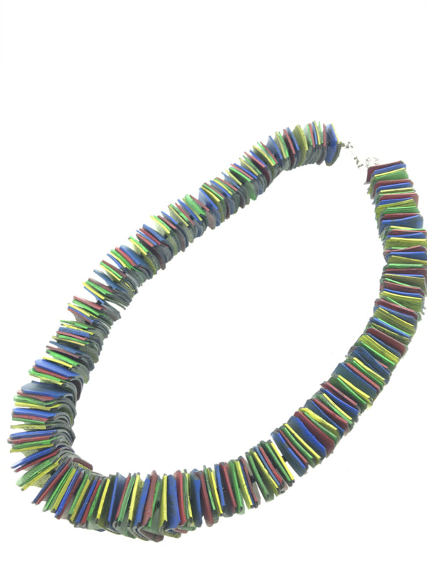 Handgemaakte collier rubber vierkantjes