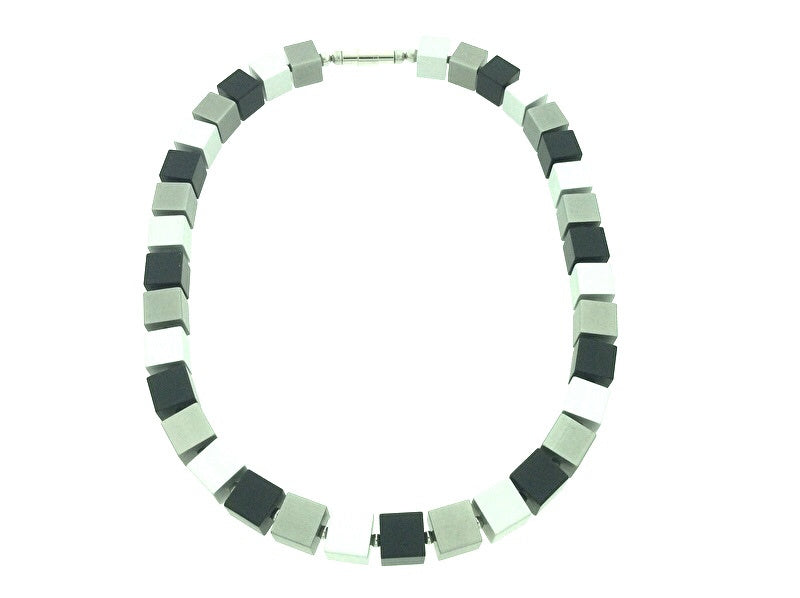 Handgemaakt collier vierkante blokjes