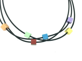 Handgemaakt Multi collier met vierkante blokjes op rubber