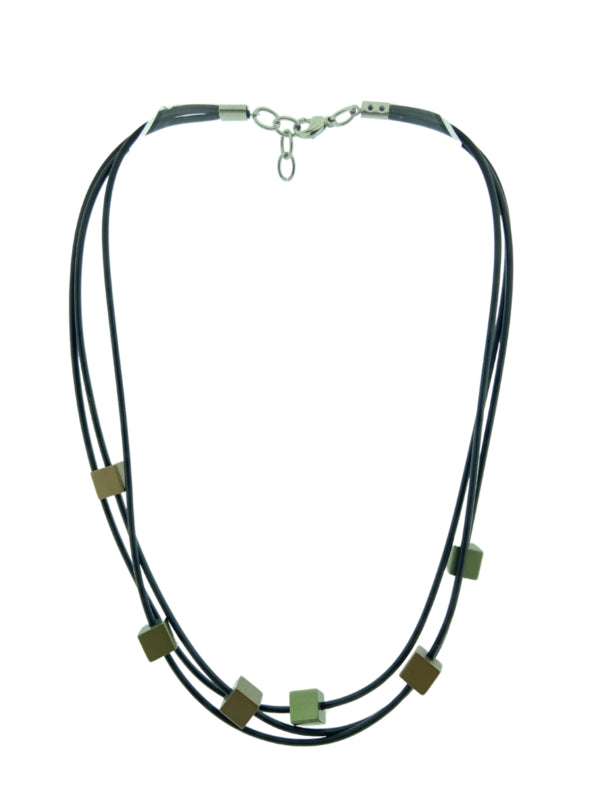 driestrengen collier met blokjes