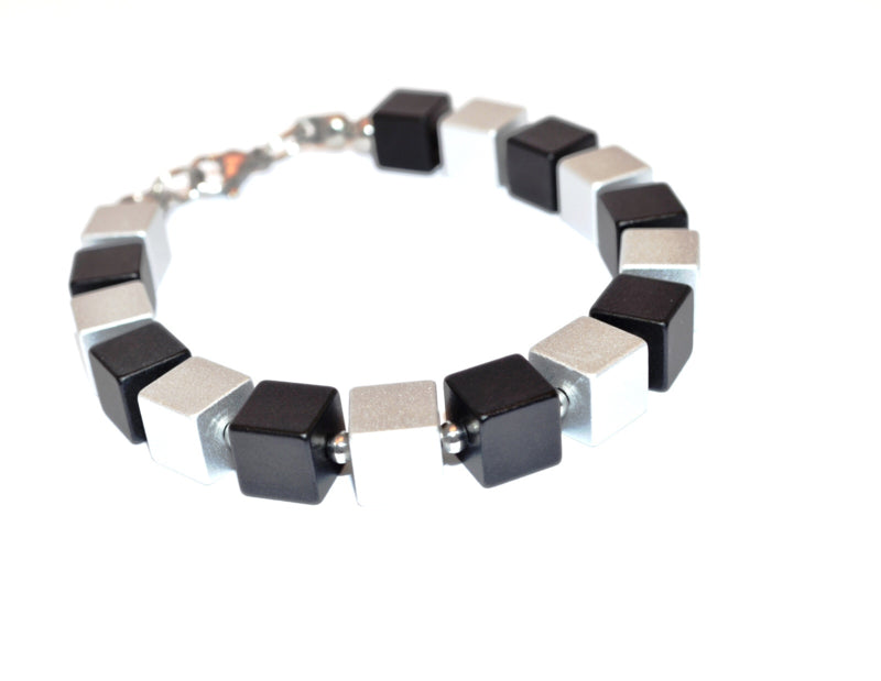 armband met vierkante blokjes op edelstaal