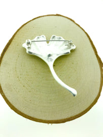 Broche ginkgo met parel zilver