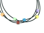Handgemaakt collier 6 vierkantjes op rubber