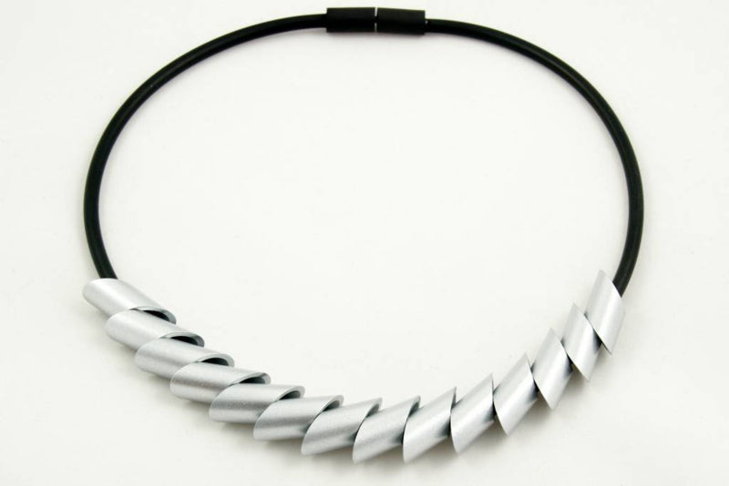 Tjongejonge collier cilinders