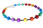 Handgemaakt multi collier met vierkante blokjes op rubber
