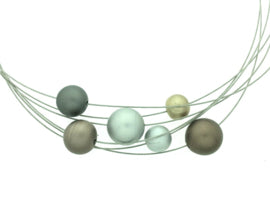 Handgemaakt collier met rondjes op staal