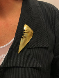 Handgemaakte broche abstract messing