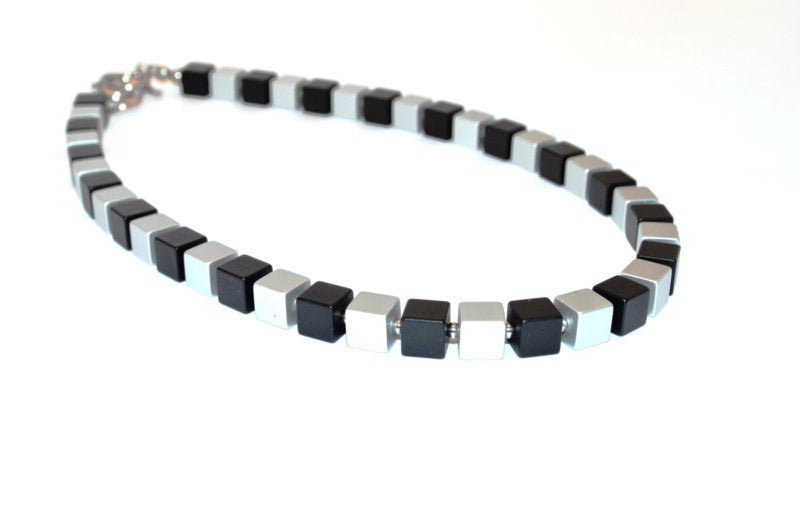 Handgemaakt collier geblokt