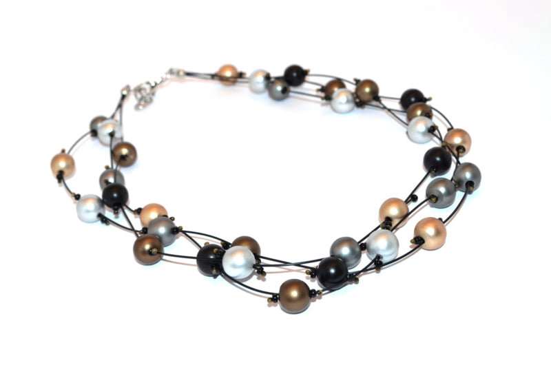 Handgemaakt grijs / zilver / bruin en geelkleurig collier met bolletjes op nylon